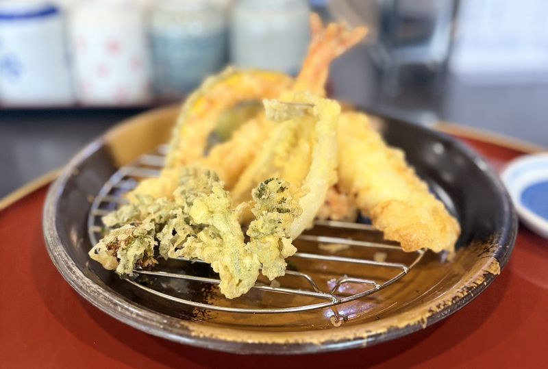 天ぷら まつおの、網の上に並んだ揚げたての天ぷら